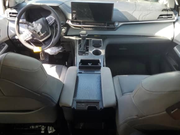 2025 Toyota Sienna XLE z VIN 5TDJSKFC6SS178166, wystawiony jako Copart lot #70507065 z przebiegiem 13 495 mil mil oraz Szkoda całkowita • Salvage title. Historia ofert i sprzedaży dostępna na DreamBid. Obrazek 8.