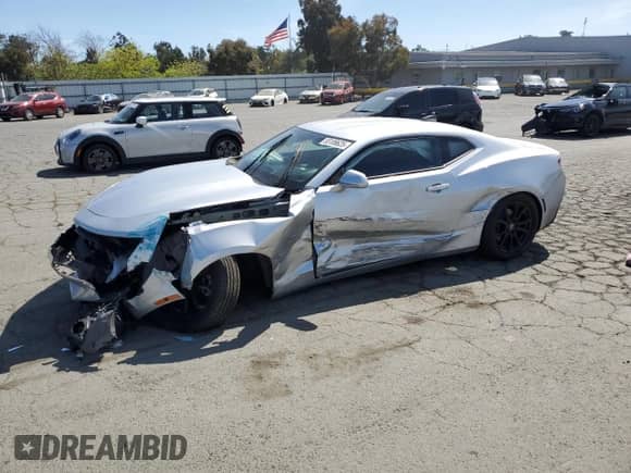 2018 Chevrolet Camaro 1LS z VIN 1G1FA1RX6J0137645, wystawiony jako Copart lot #55106625 z przebiegiem 52 627 mil mil oraz Szkoda całkowita • Salvage title. Historia ofert i sprzedaży dostępna na DreamBid. Obrazek 1.