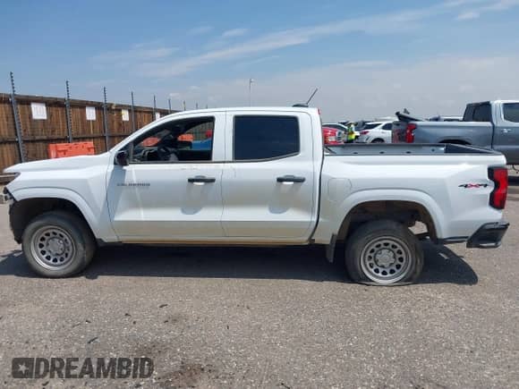 2023 Chevrolet Colorado 4WD Work Truck z VIN 1GCPTBEKXP1211738, wystawiony jako IAAI lot #42767861 z przebiegiem Nie podano mil oraz . Historia ofert i sprzedaży dostępna na DreamBid. Obrazek 14.