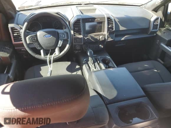 2018 Ford F-150 XL z VIN 1FTFX1EG3JFE01221, wystawiony jako Copart lot #82355245 z przebiegiem 73 409 mil mil oraz Czysty tytuł • Clean title. Historia ofert i sprzedaży dostępna na DreamBid. Obrazek 8.