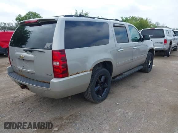 2009 Chevrolet Suburban LTZ z VIN 1GNFK363X9J100709, wystawiony jako IAAI lot #42687530 z przebiegiem 251 856 mil mil oraz . Historia ofert i sprzedaży dostępna na DreamBid. Obrazek 4.