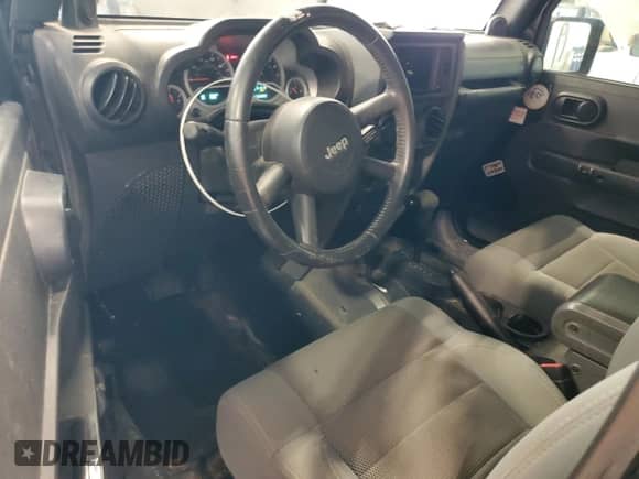 2007 Jeep Wrangler Unlimited Sahara z VIN 1J4GA59117L151310, wystawiony jako Copart lot #84026945 z przebiegiem 132 882 mil mil oraz Czysty tytuł • Clean title. Historia ofert i sprzedaży dostępna na DreamBid. Obrazek 8.