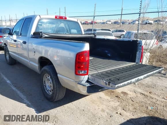 2004 Dodge 1500 ST z VIN 1D7HA18K94J100888, wystawiony jako IAAI lot #41271464 z przebiegiem 217 389 mil mil oraz . Historia ofert i sprzedaży dostępna na DreamBid. Obrazek 3.