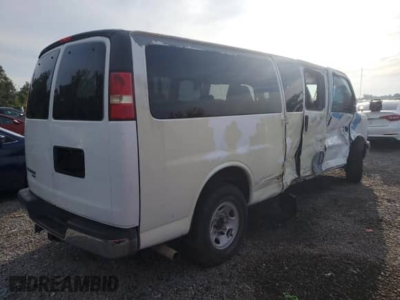 2012 Chevrolet Express Passenger 1LT z VIN 1GAZG1FG4C1192088, wystawiony jako Copart lot #67122235 z przebiegiem 138 401 mil mil oraz Szkoda całkowita • Salvage title. Historia ofert i sprzedaży dostępna na DreamBid. Obrazek 3.