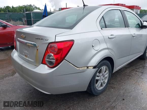 2014 Chevrolet Sonic LT с VIN 1G1JD5SHXE4207495, выставлен на аукционе IAAI как лот 42313153 с пробегом 110 015 миль миль и . История ставок и продаж доступна на DreamBid. Изображение 13.