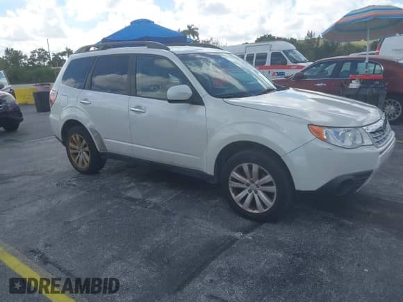 2013 Subaru Forester X Premium z VIN JF2SHADC9DH402670, wystawiony jako IAAI lot #43322189 z przebiegiem 93 140 mil mil oraz . Historia ofert i sprzedaży dostępna na DreamBid. Obrazek 1.