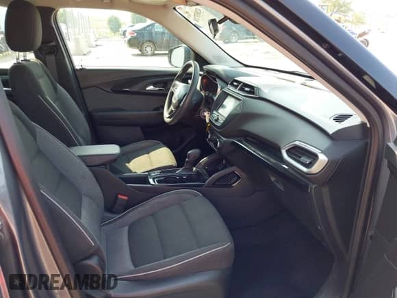 2021 Chevrolet TrailBlazer LS z VIN KL79MMS25MB047162, wystawiony jako IAAI lot #42853718 z przebiegiem 102 316 mil mil oraz . Historia ofert i sprzedaży dostępna na DreamBid. Obrazek 5.