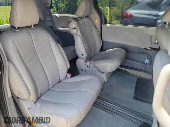 2013 Toyota Sienna XLE AAS с VIN 5TDYK3DC2DS397670, выставлен на аукционе Copart как лот 66660505 с пробегом 284 806 миль миль и Чистый • Clean title. История ставок и продаж доступна на DreamBid. Изображение 6.