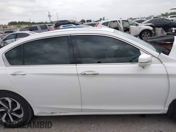 2016 Honda Accord EX-L z VIN 1HGCR3F84GA028374, wystawiony jako IAAI lot #42174388 z przebiegiem Nie podano mil oraz . Historia ofert i sprzedaży dostępna na DreamBid. Obrazek 13.