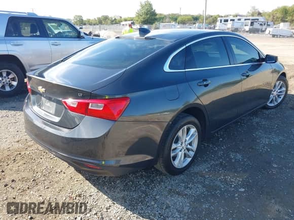 2018 Chevrolet Malibu LT z VIN 1G1ZD5ST8JF166998, wystawiony jako IAAI lot #43354038 z przebiegiem 100 794 mil mil oraz . Historia ofert i sprzedaży dostępna na DreamBid. Obrazek 4.