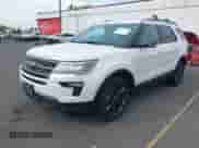 2018 Ford Explorer XLT z VIN 1FM5K8DH9JGC06811, wystawiony jako IAAI lot #43537534 z przebiegiem 135 099 mil mil oraz . Historia ofert i sprzedaży dostępna na DreamBid. Obrazek 2.