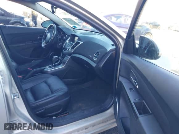 2015 Chevrolet Cruze Diesel z VIN 1G1P75SZ8F7188150, wystawiony jako IAAI lot #41299653 z przebiegiem 152 717 mil mil oraz . Historia ofert i sprzedaży dostępna na DreamBid. Obrazek 5.