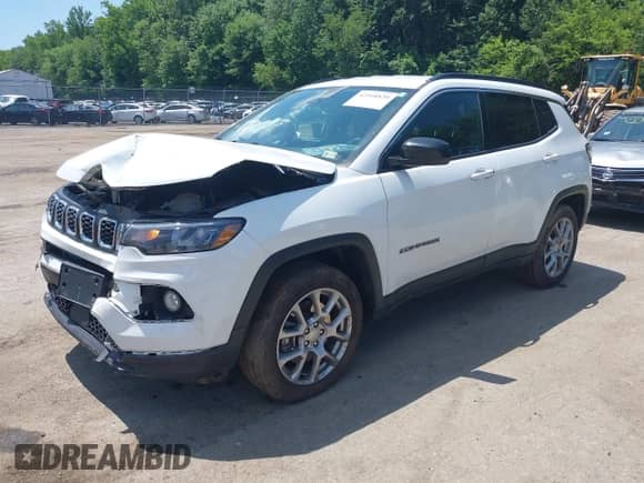 2024 Jeep Compass Latitude Lux с VIN 3C4NJDFN8RT142657, выставлен на аукционе IAAI как лот 42548820 с пробегом 29 287 миль миль и . История ставок и продаж доступна на DreamBid. Изображение 2.