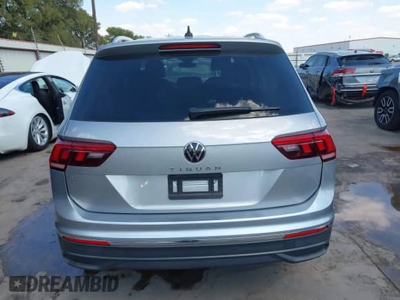 2023 Volkswagen Tiguan SE z VIN 3VV3B7AX0PM006918, wystawiony jako IAAI lot #43334061 z przebiegiem 56 645 mil mil oraz . Historia ofert i sprzedaży dostępna na DreamBid. Obrazek 17.
