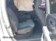 2020 Toyota Tacoma SR5 z VIN 3TMBZ5DN3LM025980, wystawiony jako IAAI lot #42215140 z przebiegiem 67 414 mil mil oraz . Historia ofert i sprzedaży dostępna na DreamBid. Obrazek 8.