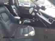 2022 Mazda CX-5 S Carbon Edition z VIN JM3KFBCM8N1565249, wystawiony jako IAAI lot #42739878 z przebiegiem 27 500 mil mil oraz . Historia ofert i sprzedaży dostępna na DreamBid. Obrazek 5.