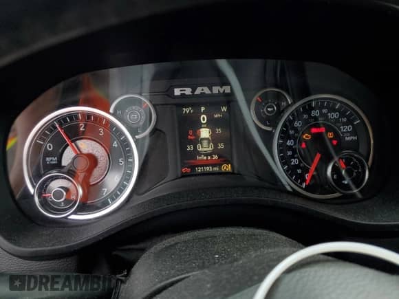 2020 Ram 1500 Big Horn z VIN 1C6RREFG7LN333518, wystawiony jako Copart lot #72204024 z przebiegiem 121 193 mil mil oraz Szkoda całkowita • Salvage title. Historia ofert i sprzedaży dostępna na DreamBid. Obrazek 9.