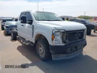 2023 Ford F-250 XL z VIN 1FT7X2BA4PEE17582, wystawiony jako IAAI lot #42069333 z przebiegiem Nie podano mil oraz . Historia ofert i sprzedaży dostępna na DreamBid. Obrazek 1.