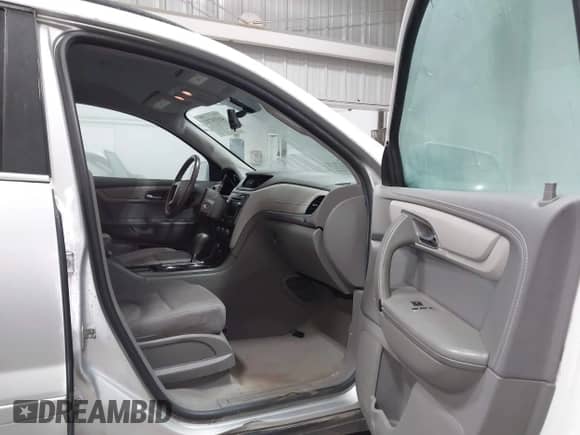 2016 Chevrolet Traverse LT z VIN 1GNKVGKD2GJ279059, wystawiony jako IAAI lot #43316781 z przebiegiem 96 018 mil mil oraz . Historia ofert i sprzedaży dostępna na DreamBid. Obrazek 5.