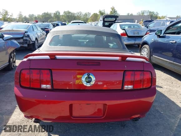 2006 Ford Mustang GT Deluxe z VIN 1ZVFT85H865193554, wystawiony jako IAAI lot #43188971 z przebiegiem 65 402 mil mil oraz . Historia ofert i sprzedaży dostępna na DreamBid. Obrazek 17.