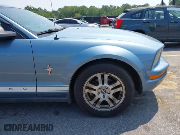 2008 Ford Mustang Deluxe z VIN 1ZVHT80N785127358, wystawiony jako IAAI lot #42403308 z przebiegiem 241 376 mil mil oraz . Historia ofert i sprzedaży dostępna na DreamBid. Obrazek 12.