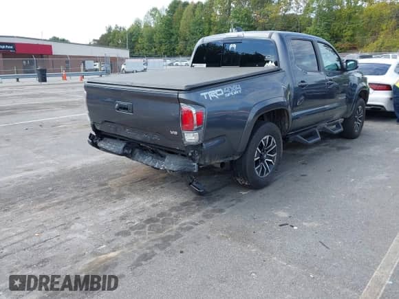 2023 Toyota Tacoma SR z VIN 3TMCZ5AN3PM613358, wystawiony jako IAAI lot #43211852 z przebiegiem 25 287 mil mil oraz . Historia ofert i sprzedaży dostępna na DreamBid. Obrazek 4.