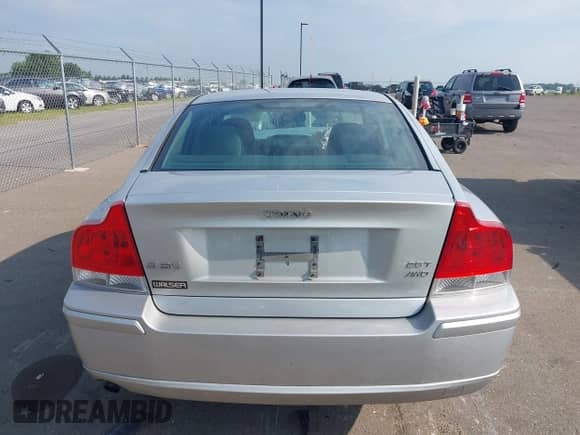 2006 Volvo S60 2.5L Turbo с VIN YV1RH592962514437, выставлен на аукционе IAAI как лот 42914280 с пробегом 127 520 миль миль и . История ставок и продаж доступна на DreamBid. Изображение 16.