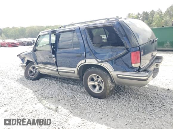 1999 Chevrolet Blazer LS z VIN 1GNCS13W3X2174681, wystawiony jako Copart lot #51832365 z przebiegiem 209 536 mil mil oraz Szkoda całkowita • Salvage title. Historia ofert i sprzedaży dostępna na DreamBid. Obrazek 2.