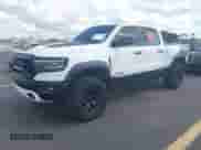 2023 Ram 1500 TRX z VIN 1C6SRFU95PN572888, wystawiony jako IAAI lot #43319141 z przebiegiem 17 078 mil mil oraz . Historia ofert i sprzedaży dostępna na DreamBid. Obrazek 18.