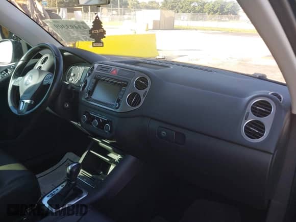 2011 Volkswagen Tiguan S z VIN WVGAV7AX1BW547364, wystawiony jako IAAI lot #43493309 z przebiegiem 127 652 mil mil oraz . Historia ofert i sprzedaży dostępna na DreamBid. Obrazek 5.