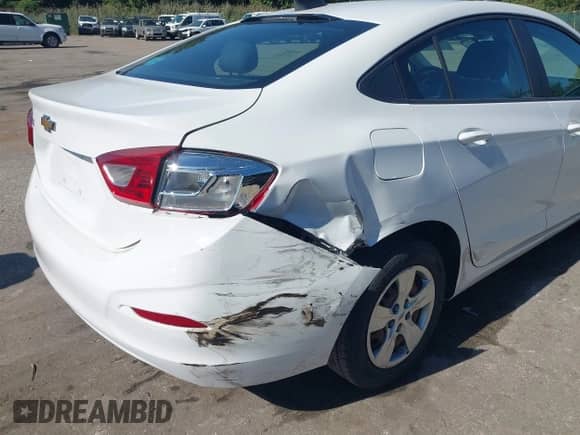 2018 Chevrolet Cruze LS z VIN 1G1BC5SM0J7149720, wystawiony jako IAAI lot #43212990 z przebiegiem 93 038 mil mil oraz . Historia ofert i sprzedaży dostępna na DreamBid. Obrazek 18.
