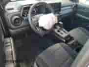 2024 Chevrolet Colorado 2WD Work Truck z VIN 1GCGSBEC9R1224060, wystawiony jako Copart lot #86636675 z przebiegiem 20 956 mil mil oraz Czysty tytuł • Clean title. Historia ofert i sprzedaży dostępna na DreamBid. Obrazek 8.