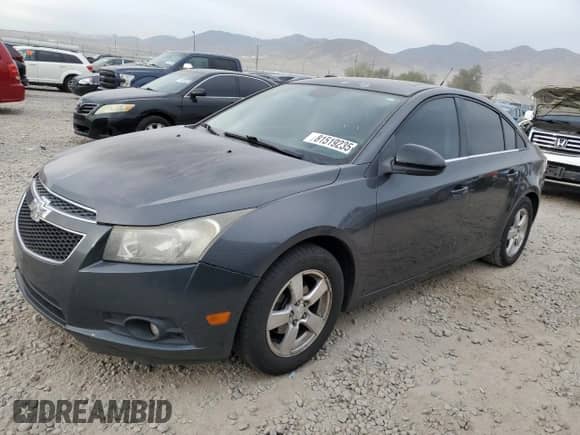 2013 Chevrolet Cruze 1LT z VIN 1G1PC5SB8D7149330, wystawiony jako Copart lot #81519235 z przebiegiem 155 962 mil mil oraz Czysty tytuł • Clean title. Historia ofert i sprzedaży dostępna na DreamBid. Obrazek 1.