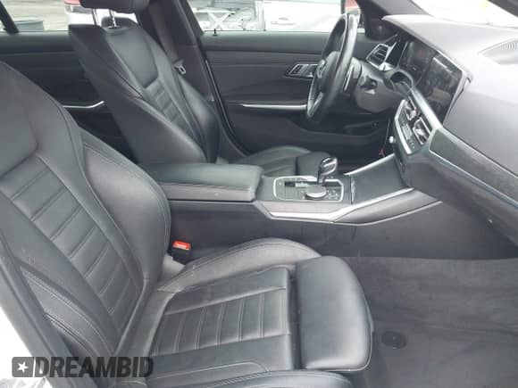 2021 BMW 3 Series 330e xDrive z VIN WBA5P9C00MFK93416, wystawiony jako IAAI lot #41525725 z przebiegiem 24 831 mil mil oraz . Historia ofert i sprzedaży dostępna na DreamBid. Obrazek 5.