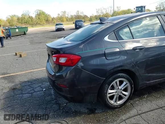 2016 Chevrolet Cruze LT z VIN 1G1BE5SM9G7276579, wystawiony jako Copart lot #84370285 z przebiegiem Nie podano mil oraz Czysty tytuł • Clean title. Historia ofert i sprzedaży dostępna na DreamBid. Obrazek 13.