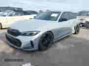 2023 BMW 3 Series M340i xDrive z VIN 3MW49FF09P8C84517, wystawiony jako IAAI lot #41586394 z przebiegiem 25 349 mil mil oraz . Historia ofert i sprzedaży dostępna na DreamBid. Obrazek 2.