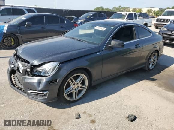 2014 Mercedes-Benz C 250 z VIN WDDGJ4HBXEG185137, wystawiony jako Copart lot #70556855 z przebiegiem Nie podano mil oraz Szkoda całkowita • Salvage title. Historia ofert i sprzedaży dostępna na DreamBid. Obrazek 1.