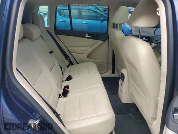 2013 Volkswagen Tiguan SE с VIN WVGAV7AX4DW548866, выставлен на аукционе Copart как лот 50389245 с пробегом 121 976 миль миль и На запчасти • Non repairable. История ставок и продаж доступна на DreamBid. Изображение 11.