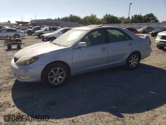 2005 Toyota Camry LE z VIN 4T1BE30K55U549024, wystawiony jako Copart lot #64821745 z przebiegiem 201 023 mil mil oraz Czysty tytuł • Clean title. Historia ofert i sprzedaży dostępna na DreamBid. Obrazek 1.