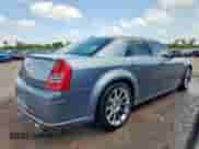 2006 Chrysler 300 C SRT-8 z VIN 2C3LA73W36H377854, wystawiony jako Copart lot #61070615 z przebiegiem 260 778 mil mil oraz Czysty tytuł • Clean title. Historia ofert i sprzedaży dostępna na DreamBid. Obrazek 3.