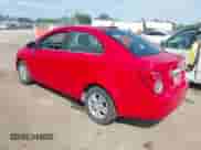 2012 Chevrolet Sonic LT z VIN 1G1JD5SB7C4113759, wystawiony jako IAAI lot #42963002 z przebiegiem 107 837 mil mil oraz . Historia ofert i sprzedaży dostępna na DreamBid. Obrazek 3.