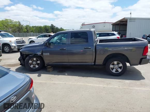 2018 Ram 1500 Express z VIN 1C6RR6KT7JS350875, wystawiony jako IAAI lot #42259123 z przebiegiem 138 116 mil mil oraz . Historia ofert i sprzedaży dostępna na DreamBid. Obrazek 15.