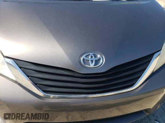 2011 Toyota Sienna LE z VIN 5TDJK3DC3BS012812, wystawiony jako Copart lot #82311685 z przebiegiem 252 354 mil mil oraz Czysty tytuł • Clean title. Historia ofert i sprzedaży dostępna na DreamBid. Obrazek 12.