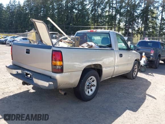 2005 GMC Sierra 1500 Work Truck z VIN 1GTEC14X75Z329484, wystawiony jako IAAI lot #42024970 z przebiegiem 193 068 mil mil oraz . Historia ofert i sprzedaży dostępna na DreamBid. Obrazek 4.