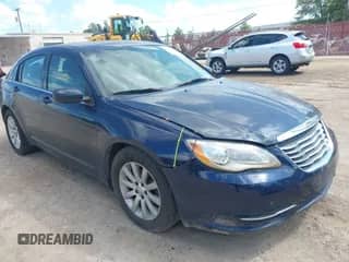 2014 Chrysler 200 Touring z VIN 1C3CCBBB6EN127610, wystawiony jako IAAI lot #43281672 z przebiegiem 102 043 mil mil oraz . Historia ofert i sprzedaży dostępna na DreamBid. Obrazek 1.