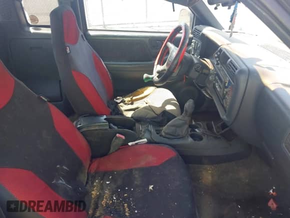 2003 Chevrolet S-10 LS с VIN 1GCDT19X638172926, выставлен на аукционе IAAI как лот 42194678 с пробегом 109 433 миль миль и . История ставок и продаж доступна на DreamBid. Изображение 5.