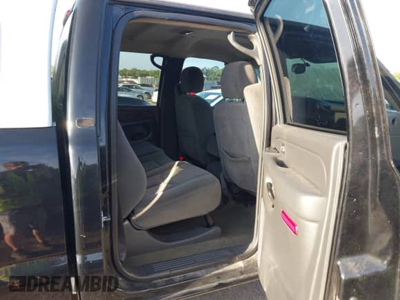 2007 Chevrolet Silverado 1500HD LT1 z VIN 1GCGC13U17F197536, wystawiony jako IAAI lot #42167105 z przebiegiem 177 604 mil mil oraz . Historia ofert i sprzedaży dostępna na DreamBid. Obrazek 8.