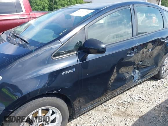 2016 Toyota Prius Two z VIN JTDZN3EU9GJ044105, wystawiony jako IAAI lot #42217776 z przebiegiem 154 414 mil mil oraz . Historia ofert i sprzedaży dostępna na DreamBid. Obrazek 17.