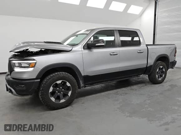 2020 Ram 1500 Rebel z VIN 1C6SRFLT7LN137992, wystawiony jako Copart lot #86550465 z przebiegiem 45 615 mil mil oraz Czysty tytuł • Clean title. Historia ofert i sprzedaży dostępna na DreamBid. Obrazek 1.