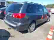 2009 Toyota Sienna XLE z VIN 5TDZK22C39S266837, wystawiony jako IAAI lot #43502004 z przebiegiem 241 252 mil mil oraz . Historia ofert i sprzedaży dostępna na DreamBid. Obrazek 4.